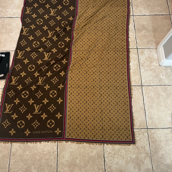 Authentic Louis Vuitton Monogram Bliss Stole. In great condition. Used once - Picture 5 of 6